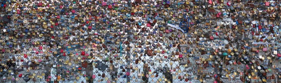 1hundreds_of_locks_on_a_sidewalk_fence___72.jpg