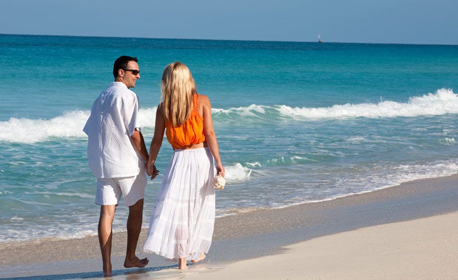 1Happy_couple_enjoying_a_walk_on_a_tropical_beach.jpg