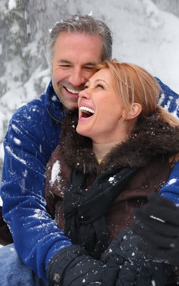 1Laughing_couple_enjoying_the_snow_falling.jpg
