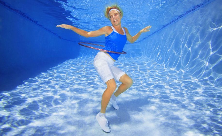 1Woman_dancing_with_Hula_hoop_underwater2.jpg