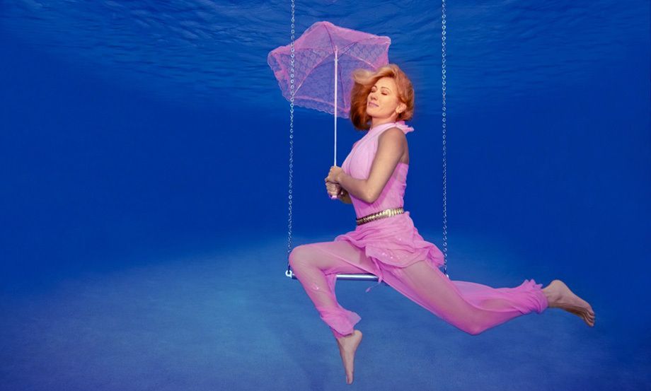 1Girl_with_parasol_on_a_underwater_trapexe.jpg