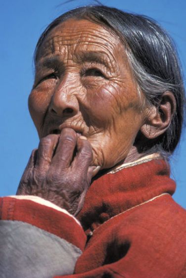 1nepal_old_lady_gassian_blur_ww.jpg