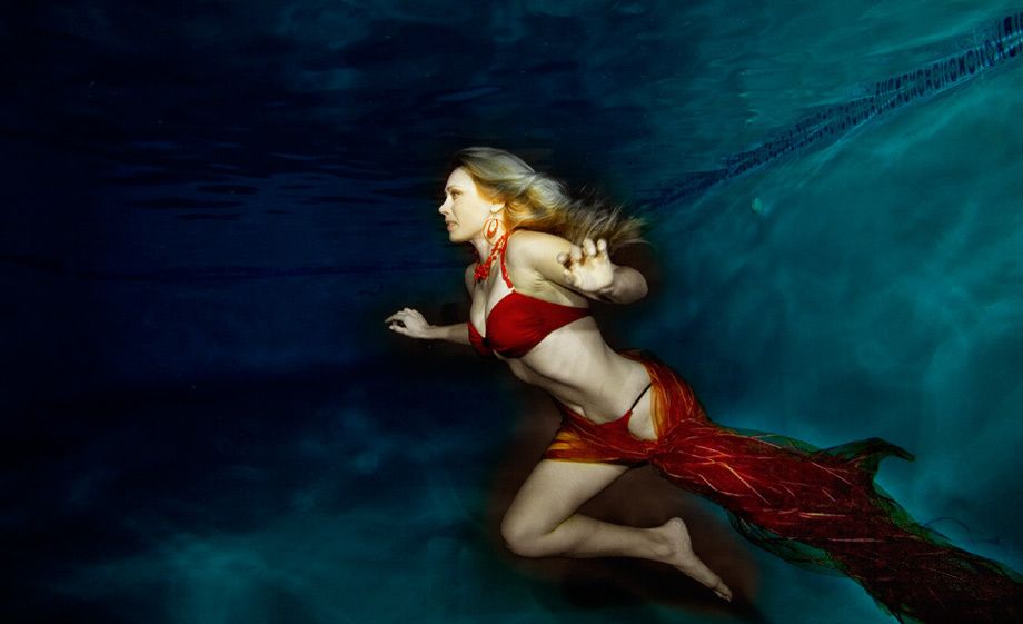 1Woman_flying_underwater_2.jpg