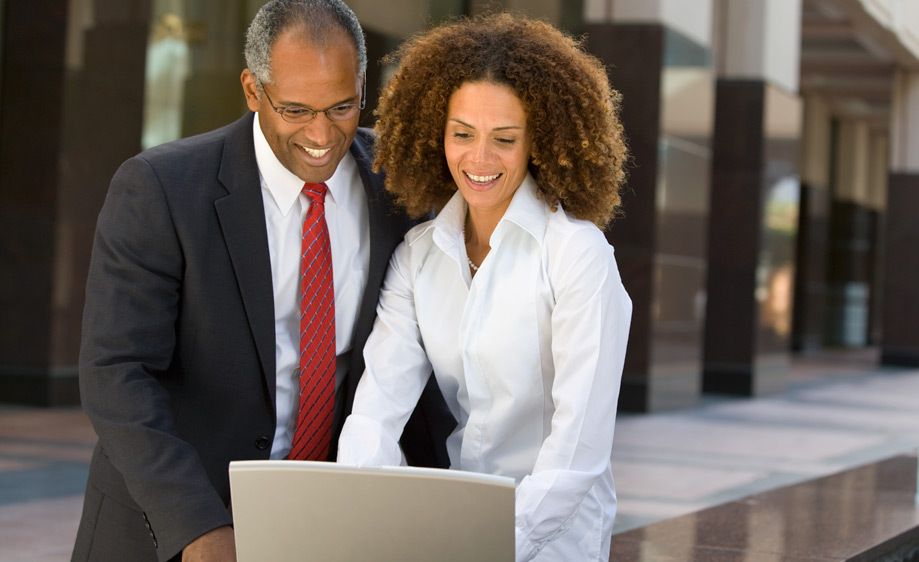 1Male_and_female_exutives_on_a_laptop