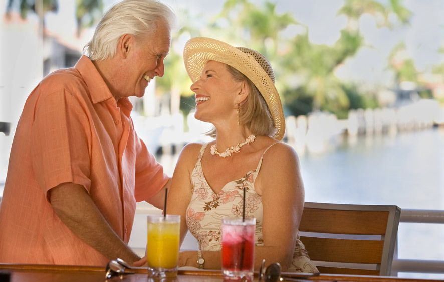 1Senior_couple_having_a_drink_on_vacation.jpg