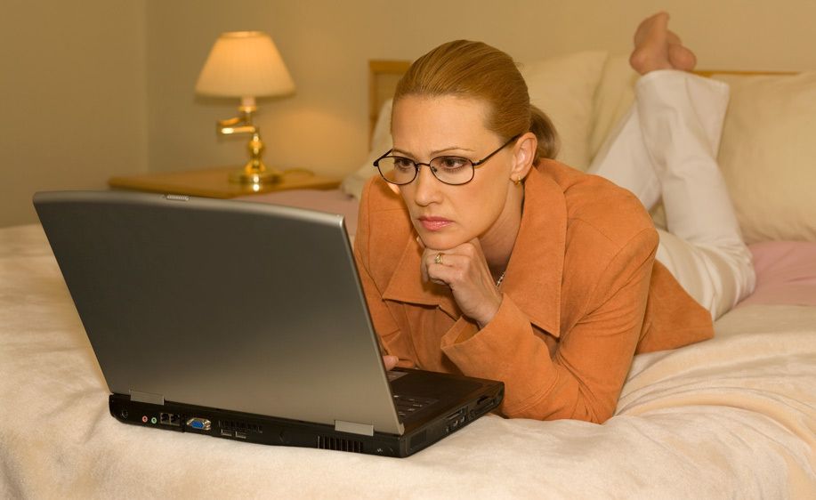 1Business_woman_with_laptop_on_a_bed.jpg