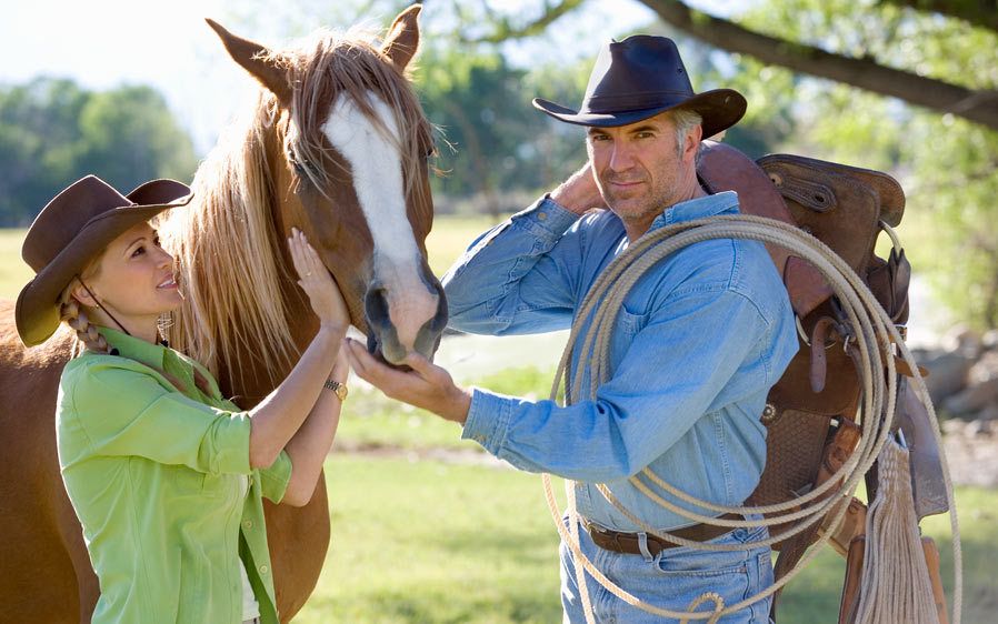 1Cowboy_couple_with_their_horse.jpg