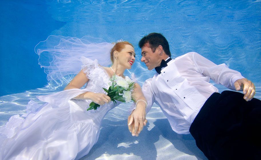 1Romantic_newlyweds_underwater.jpg