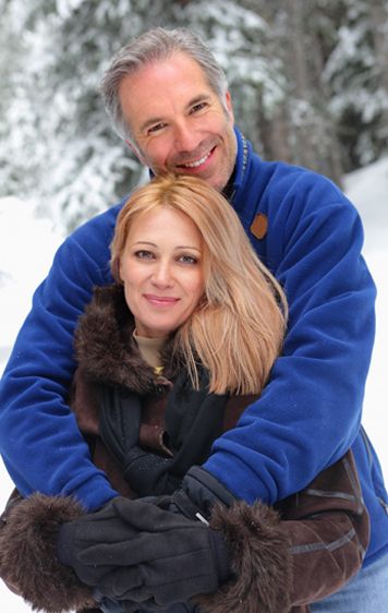 1Portrait_of_affectionate_couple_in_snow.jpg
