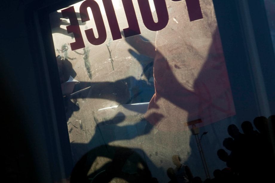 Haitians wait for food following the earthquake. © Ron Haviv - VII