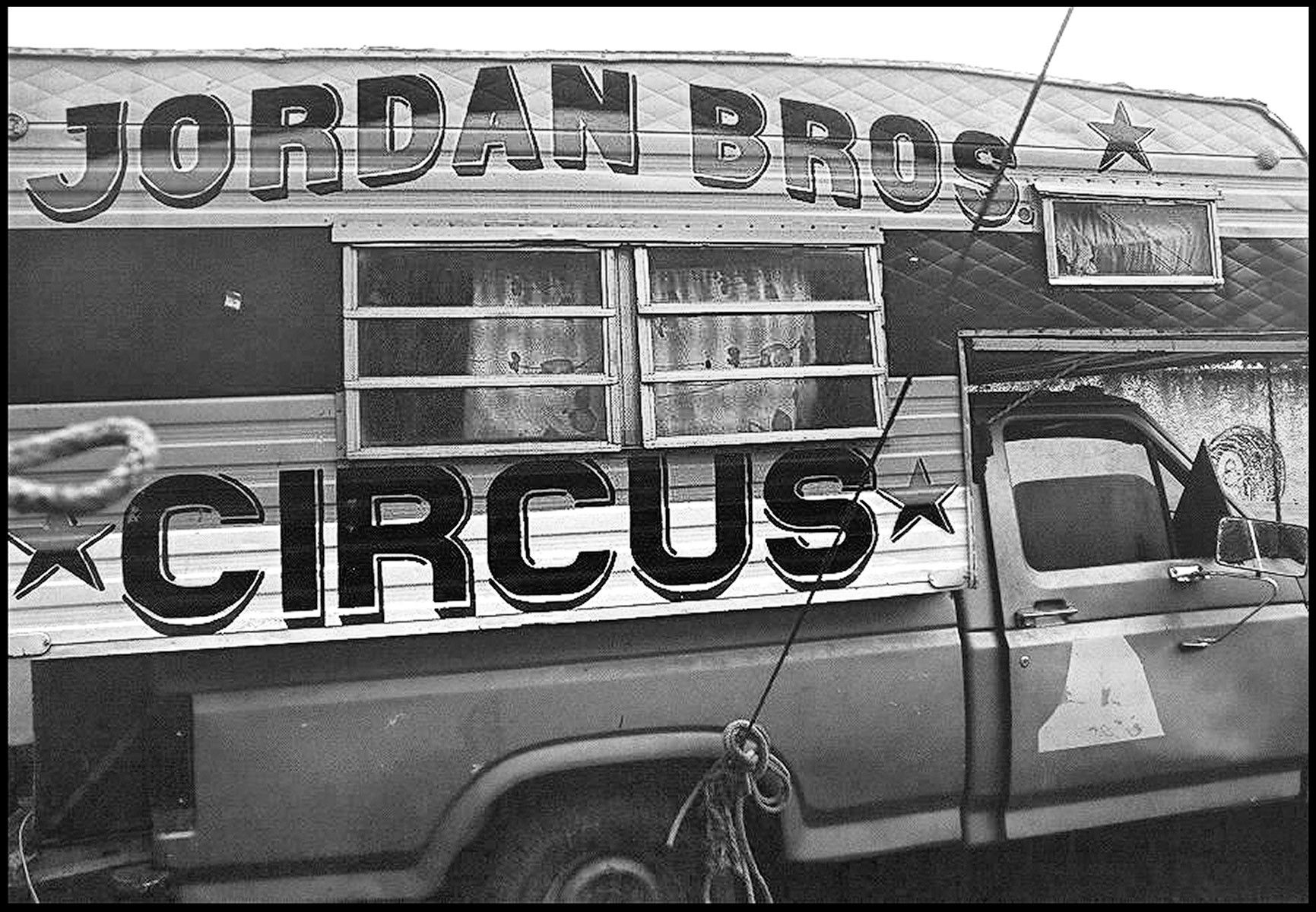 1r3040bx1_001_bw_circuspickup.jpg
