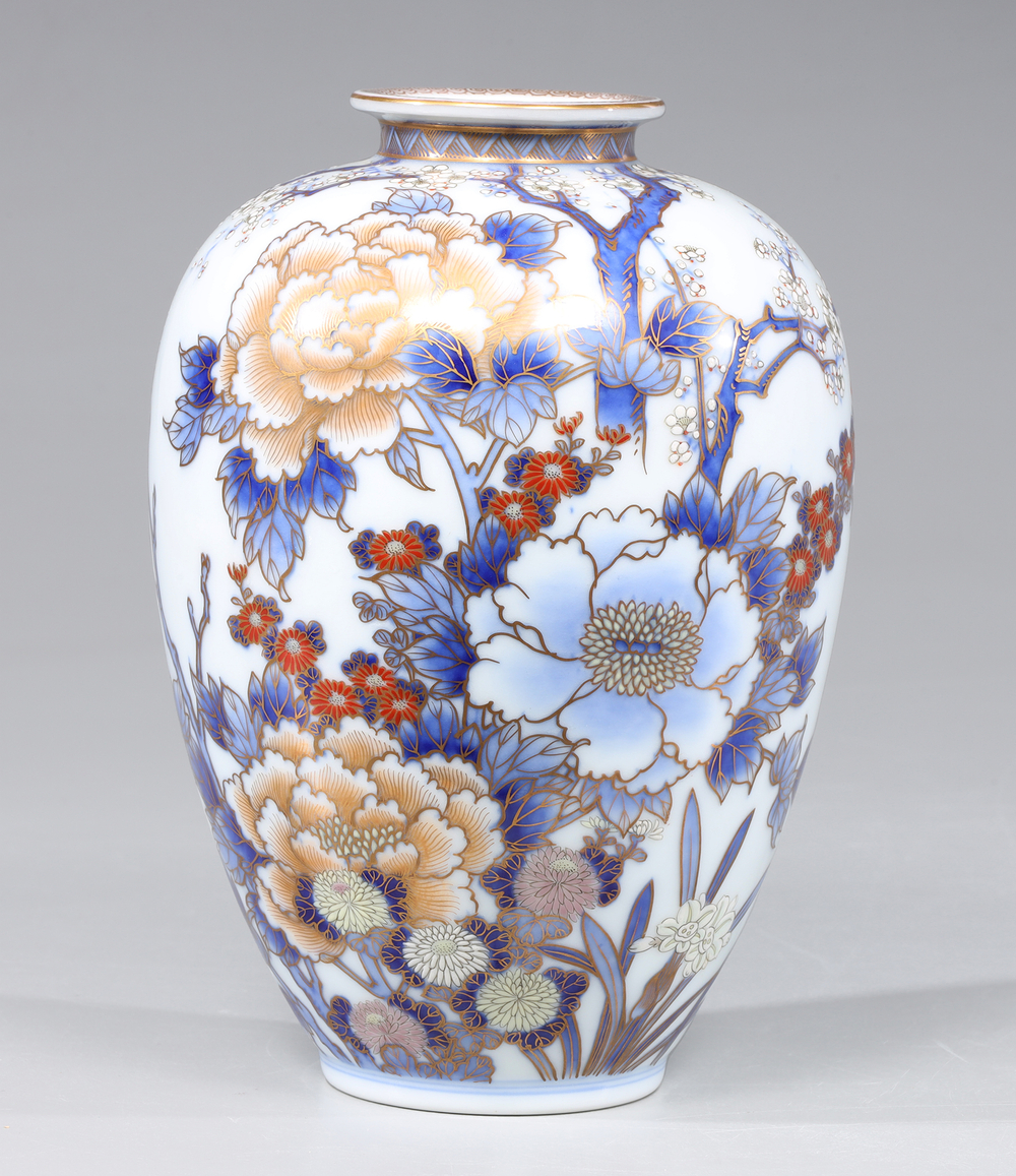 Auction photography of a Japanese Imari-style porcelain vase in the tradition of Fukagawa Seiji or Koransha, decorated with cobalt blue, iron red, and gilt peony and chrysanthemum motifs. Museum and auction collection photography by Los Angeles commercial photographer Victor Koroma. Japanese Imari Porcelain Vase Fukagawa Seiji — I.M. Chait Auction Photography
