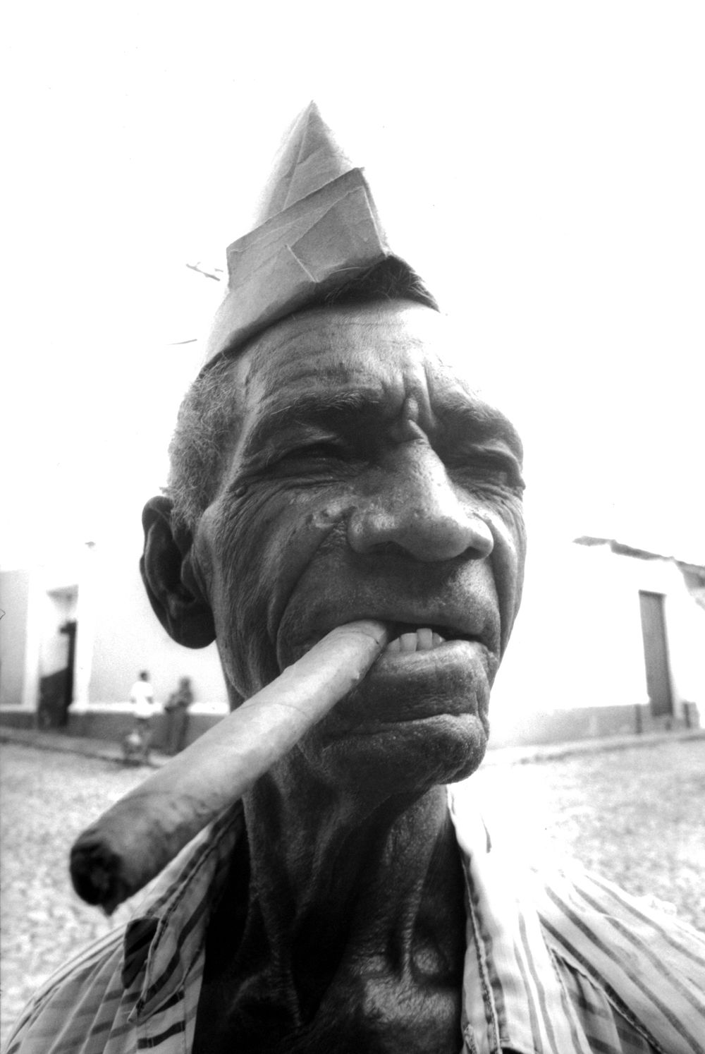 1old_guy_with_cigar_2.jpg
