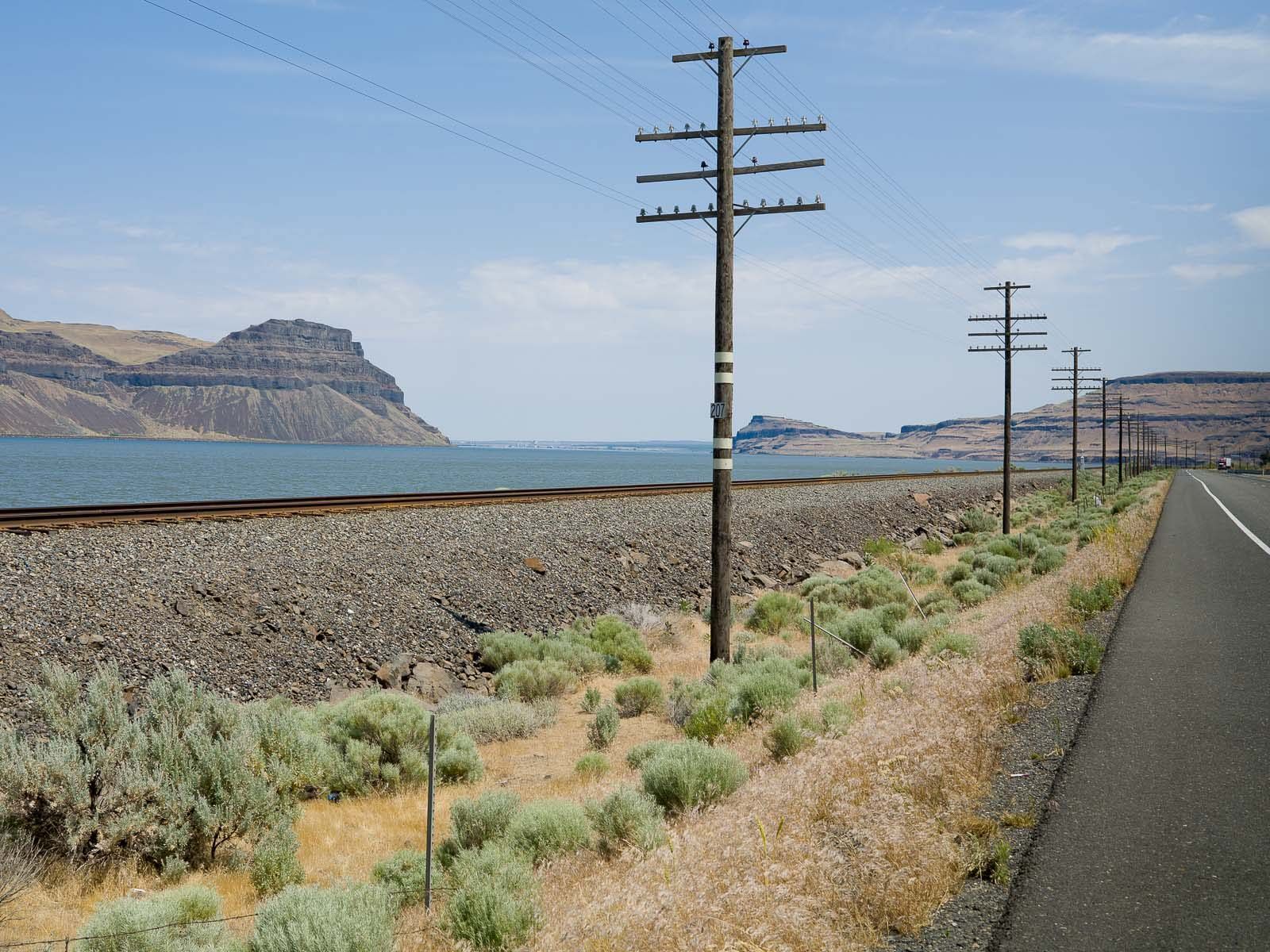 1colu_bia_river_railroad_tracks_sagebrush