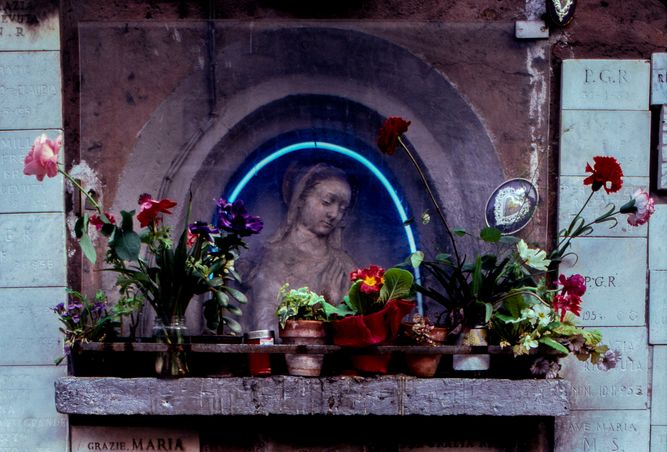  Monuments to the Dead