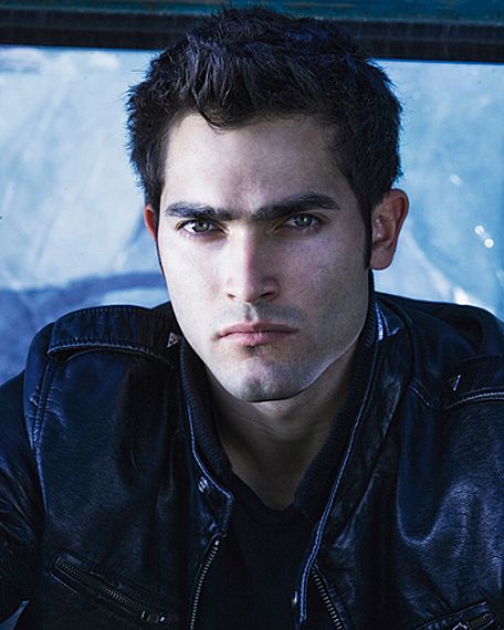 10_0_387_1tylerhoechlin_williamcolephoto_roadtoperdition_teenwolfII_hallpass_570_2.jpg