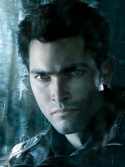 31_0_597_1tylerhoechlin_teenwolf_mtv_williamcolephoto_570__c_crop.jpg