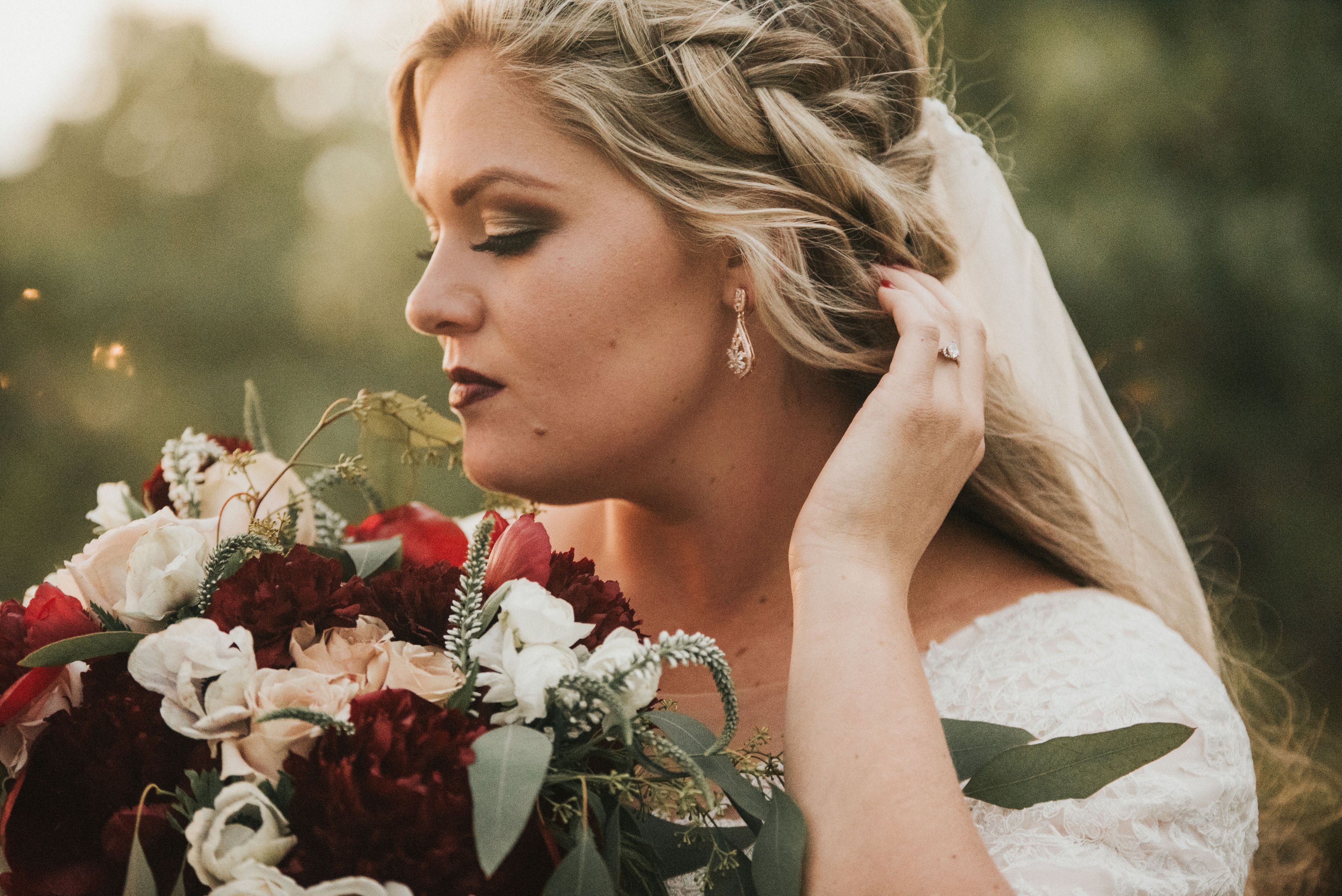 Lauren_Steven_This_Is_The_Place_Heritage_Park_Salt_Lake_City_Utah_Bride_In_Her_Veil_With_The_Bouquet.jpeg