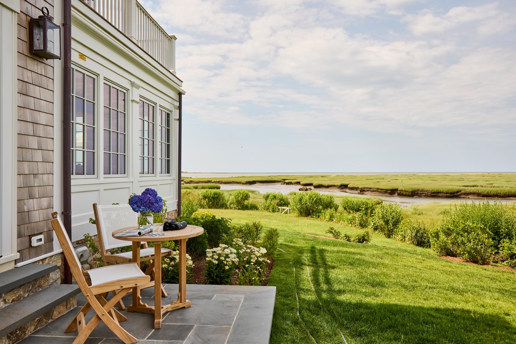 Side Patio_.jpg