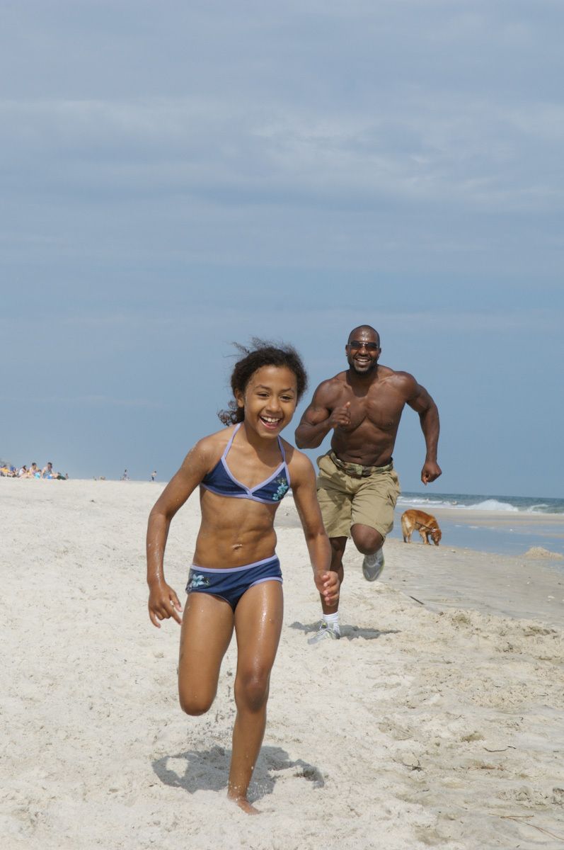 family beach pictures of father chasing his daughter family beach pictures
