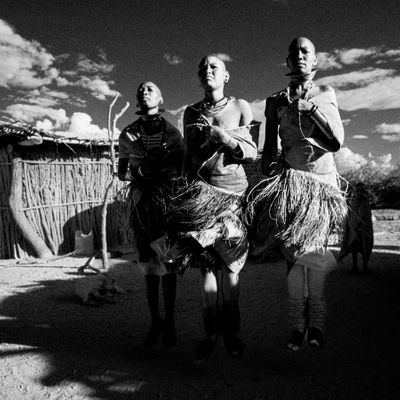 Datoga jump dance, Tanzania Threesome