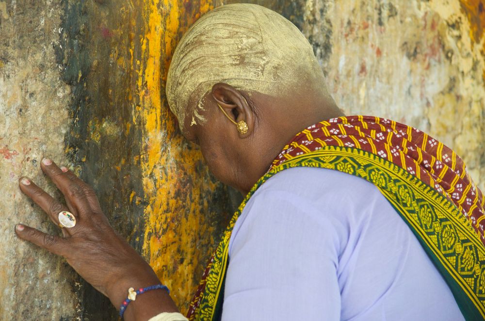 hindu praying
