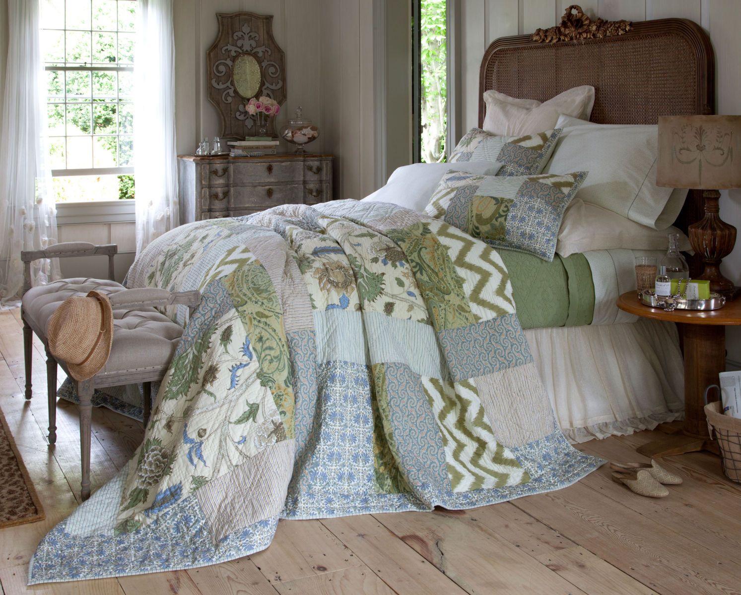 1r67919_emily_bed_b2_v1