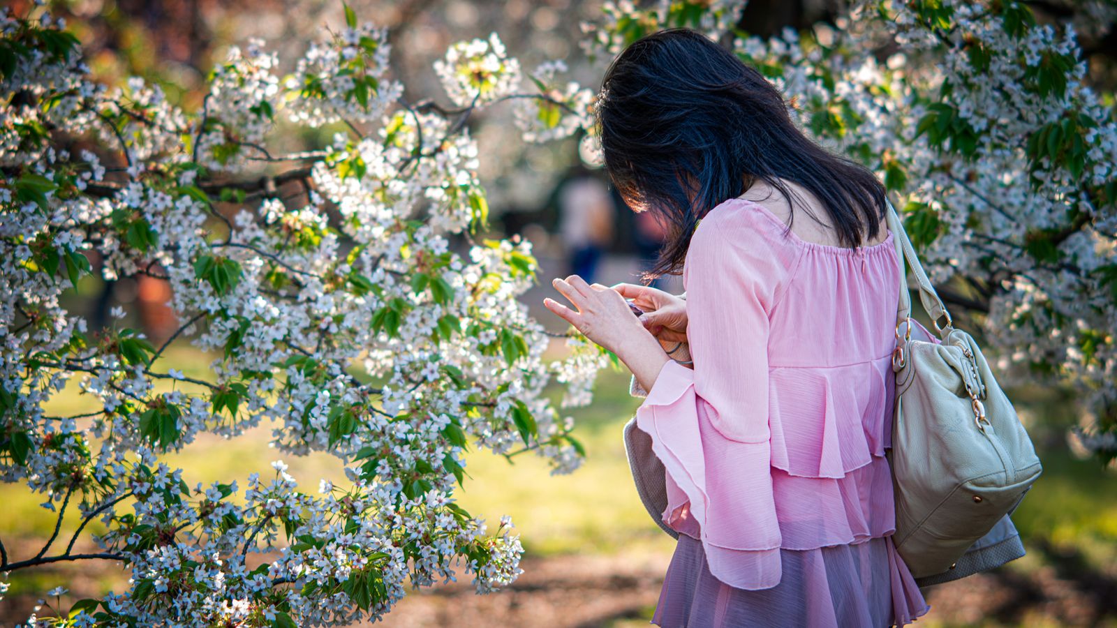 Ganz beschäftigt mit dem Schönen lässt sie es in uns...