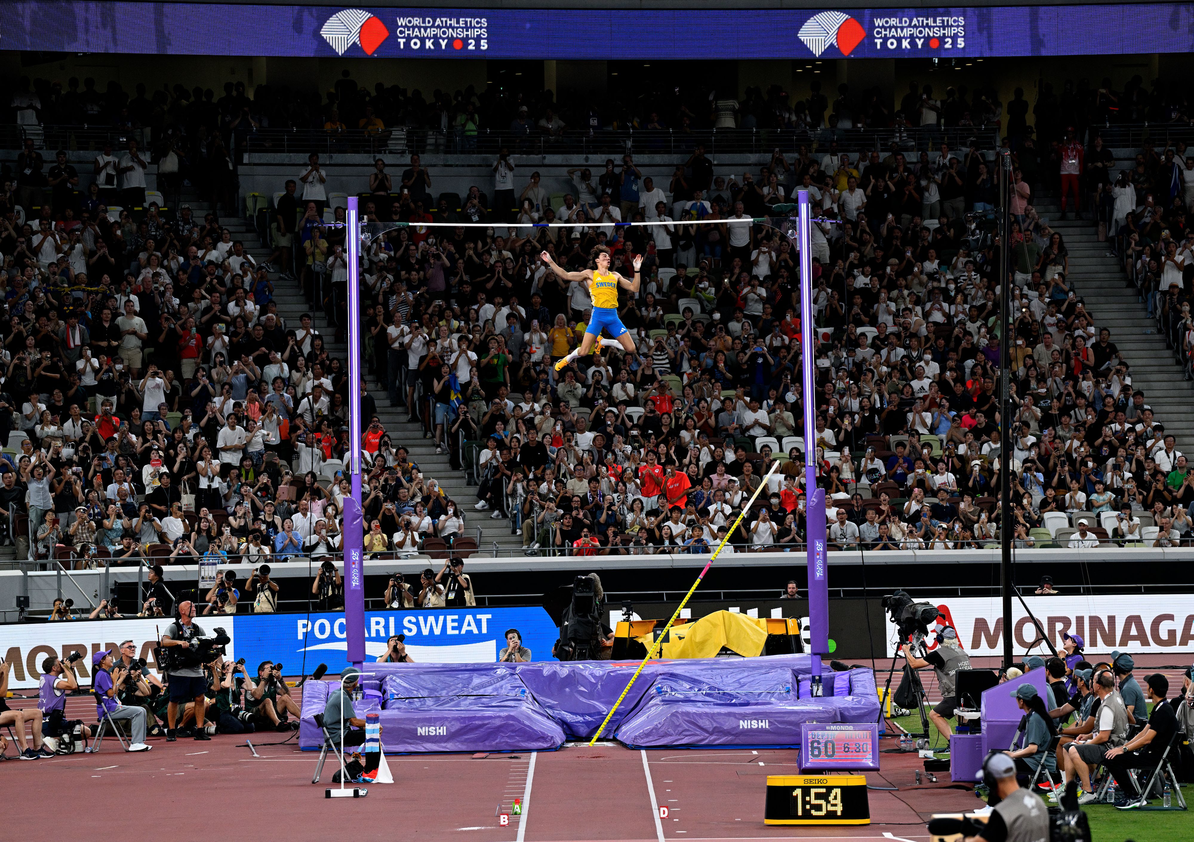duplantis pvm WR 630 2025 tokyo wc night 3   jeff cohen photo  3982 copy.jpg