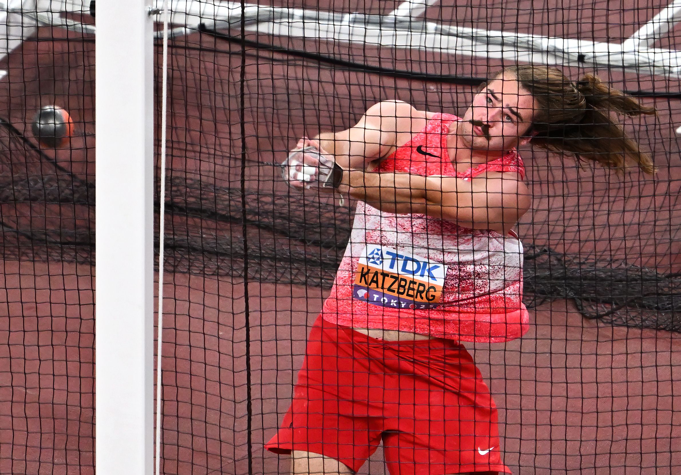 katzberg hammer m 2025 tokyo wc night 4   jeff cohen photo  4971 copy.jpg