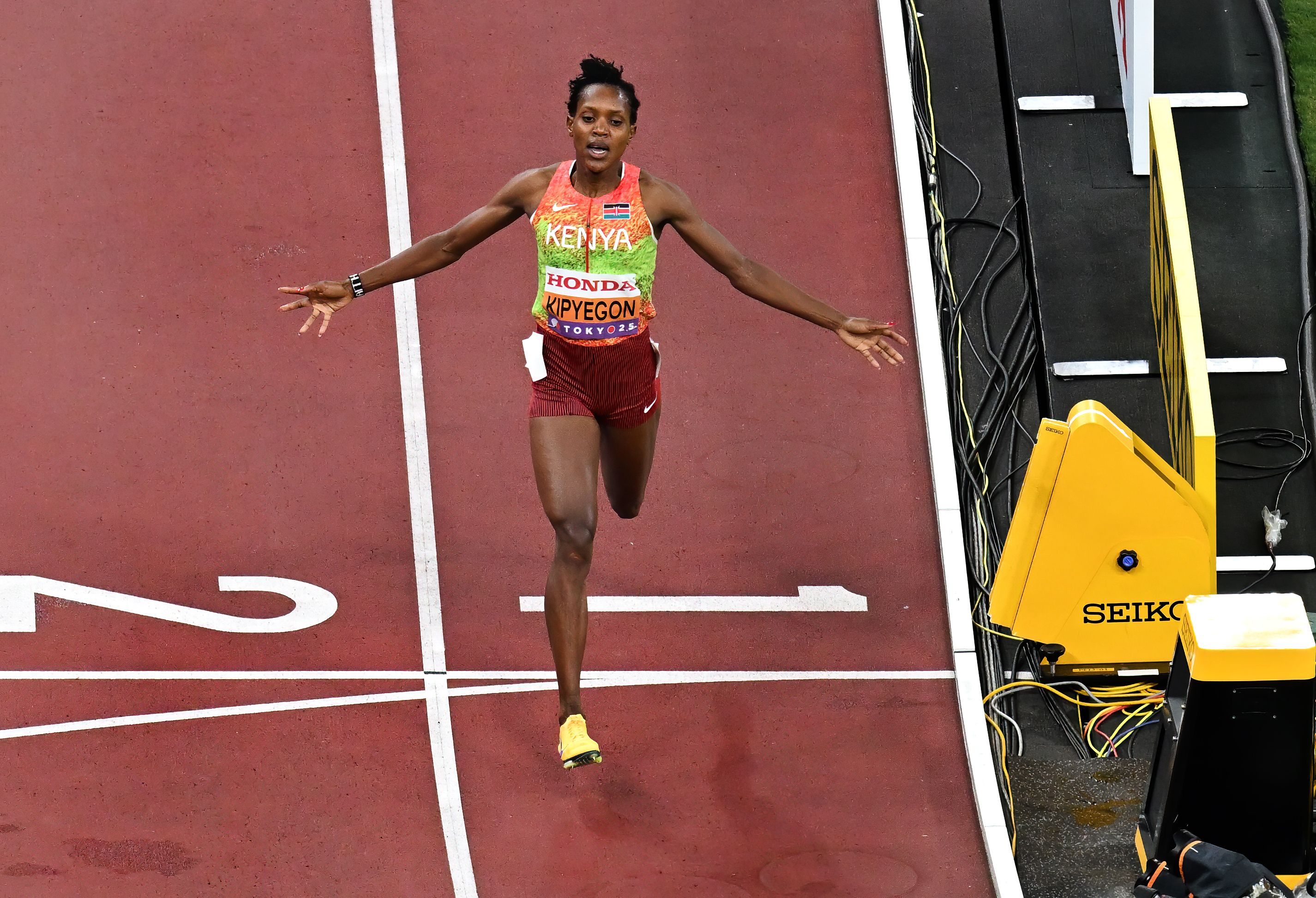 kipyegon 1500w 2025 tokyo wc night 4   jeff cohen photo  4100 copy.jpg
