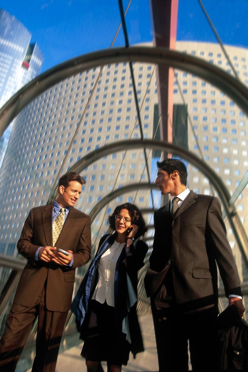 10002roger_tully_business_paris2002