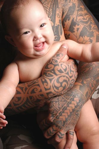 baby with tattooed father