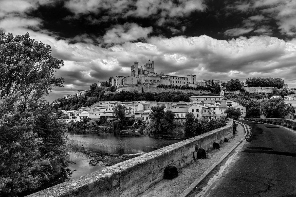Pont Vieux & Palais de Justice. Béziers, France