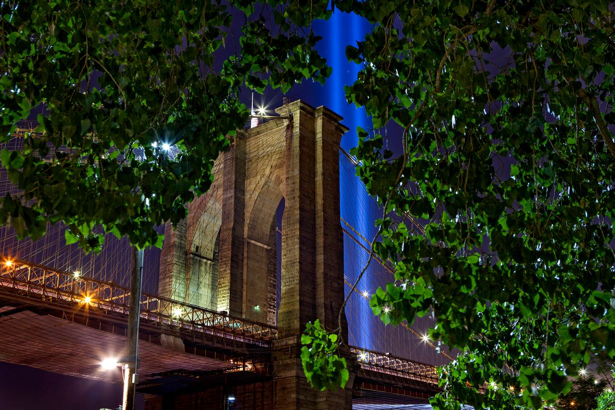 Brooklyn Bridge & Tribute In Lights Memorial. Brooklyn, New York