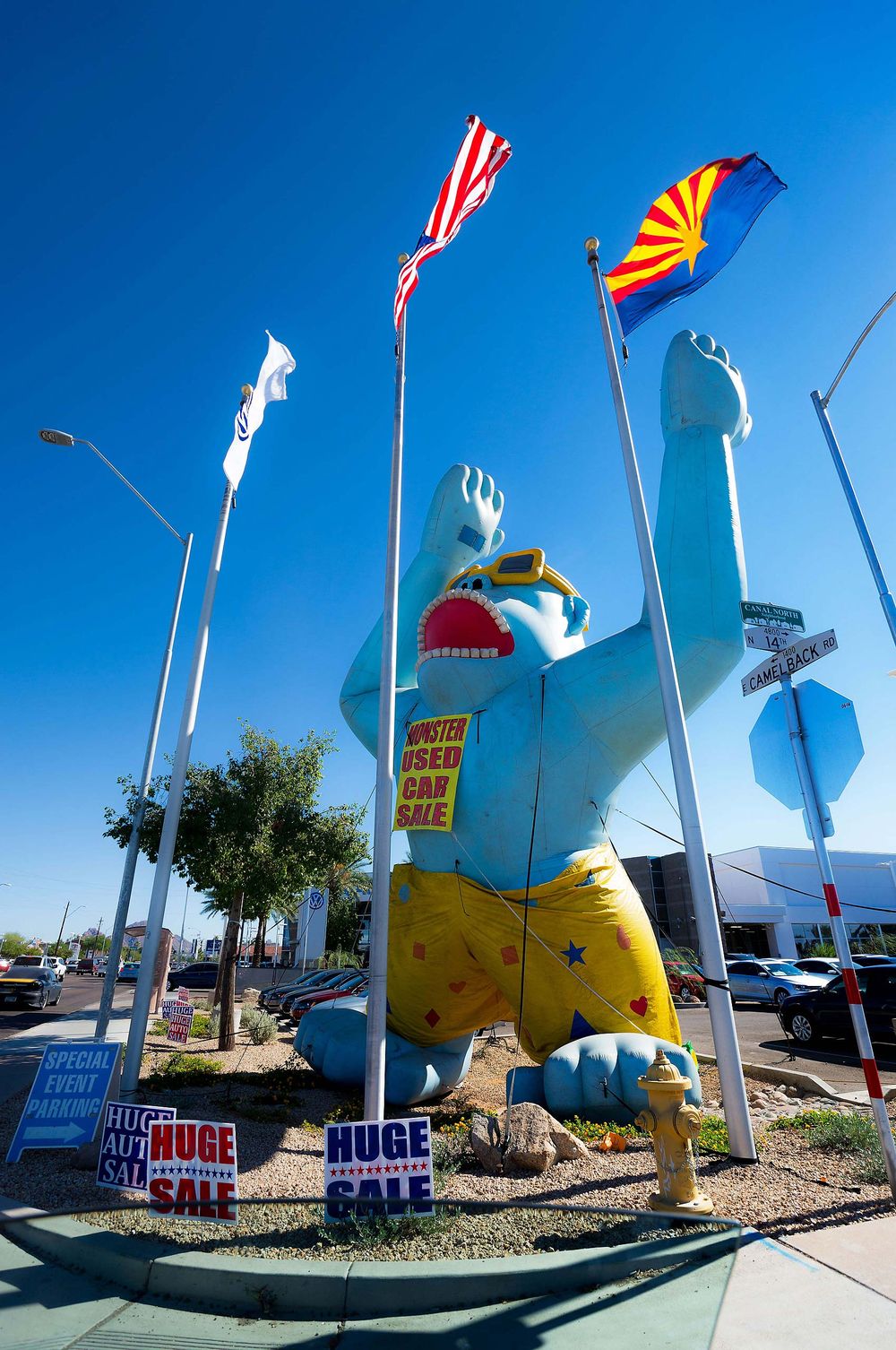 Car dealership in Pheonix  Arizona Huge Sale savings gaint inflatable blue gorilla 