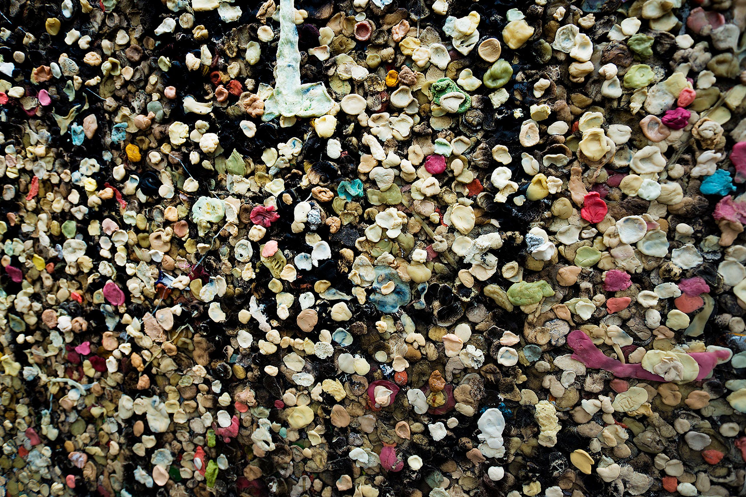 chewing gum on wall in  Amsterdam‎