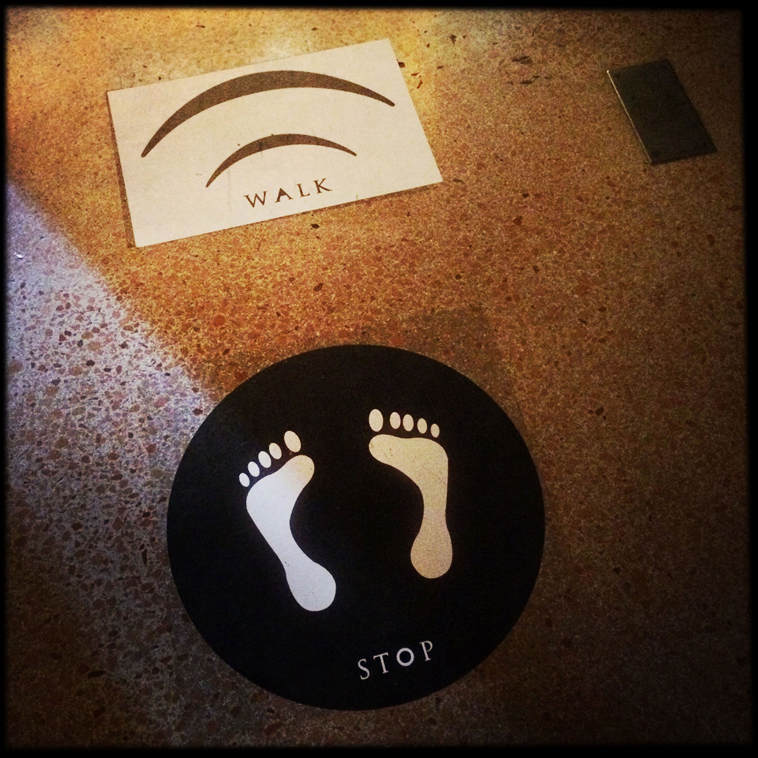 Stop the walk instructions in Roma museum 