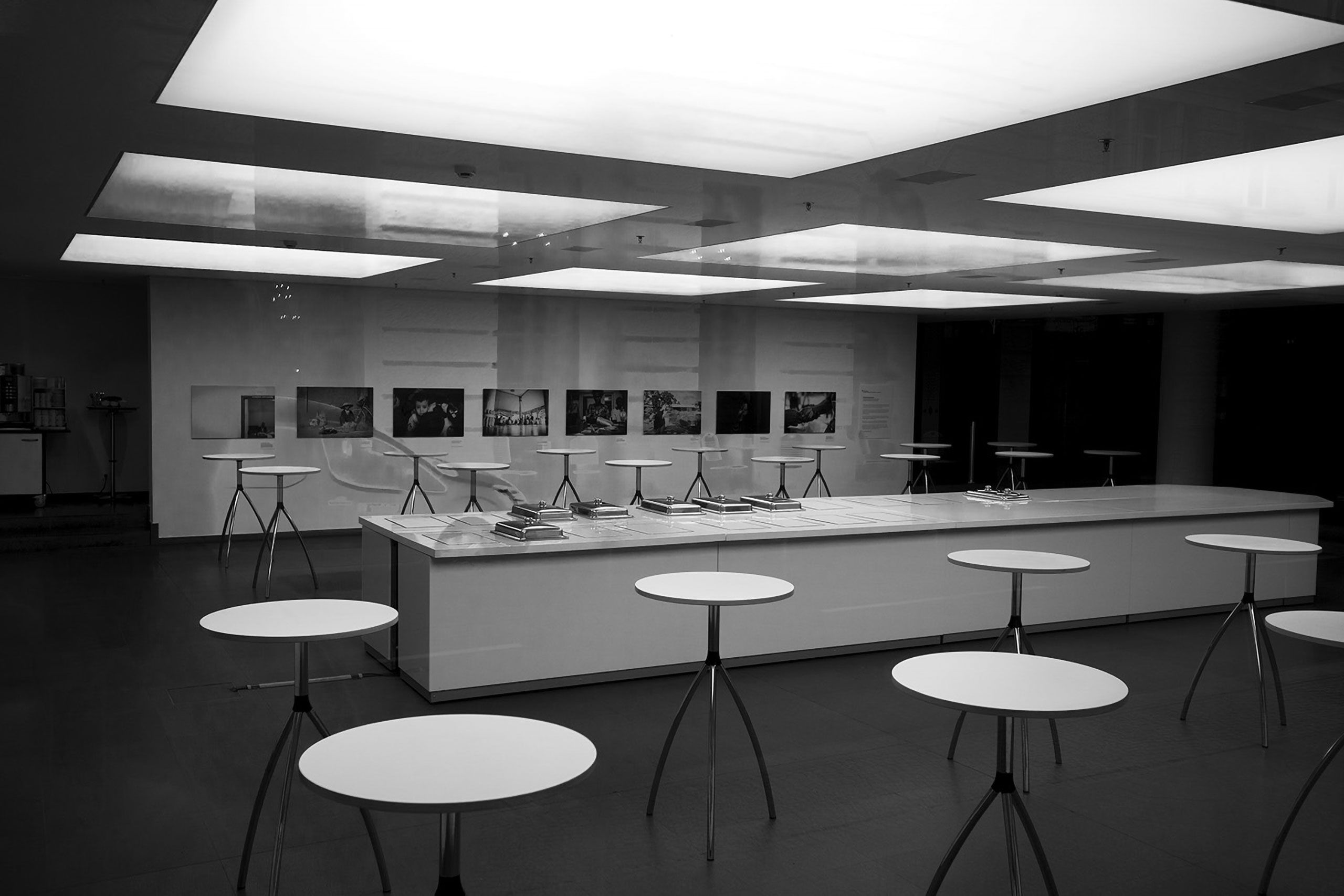 B&W of classroom at night in Berlin