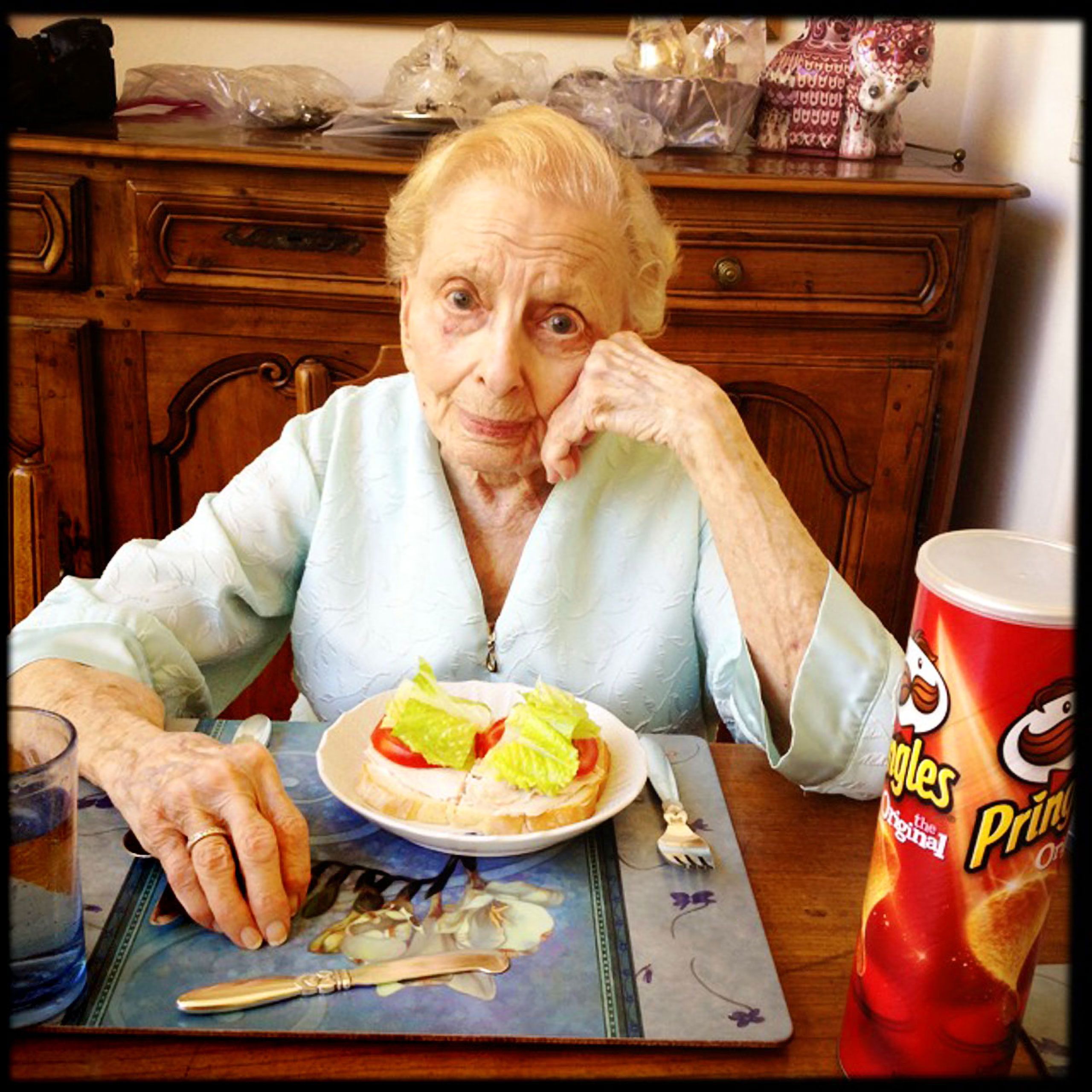 mom at lunch with pringles
