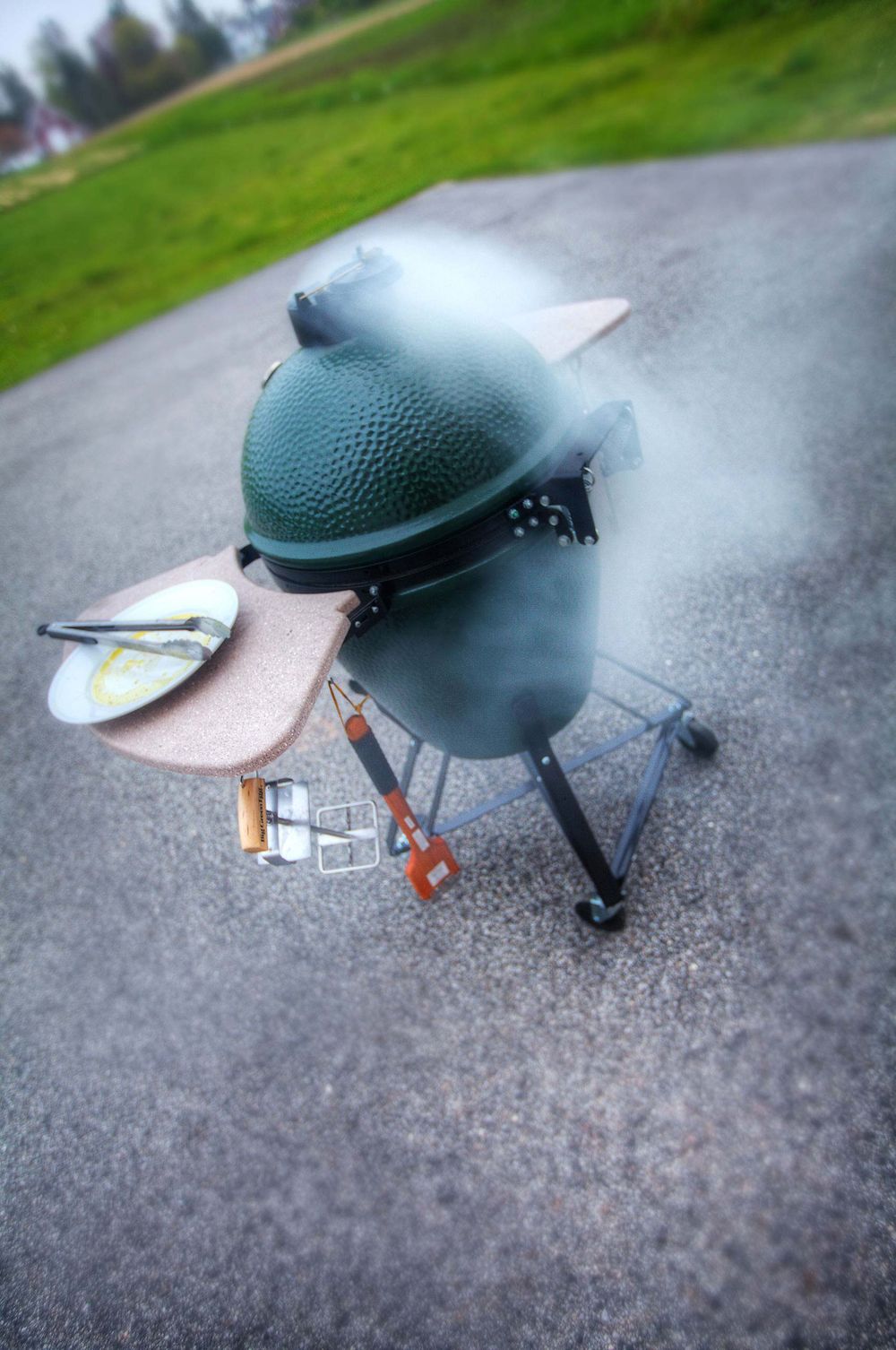 Green egg smoking meat