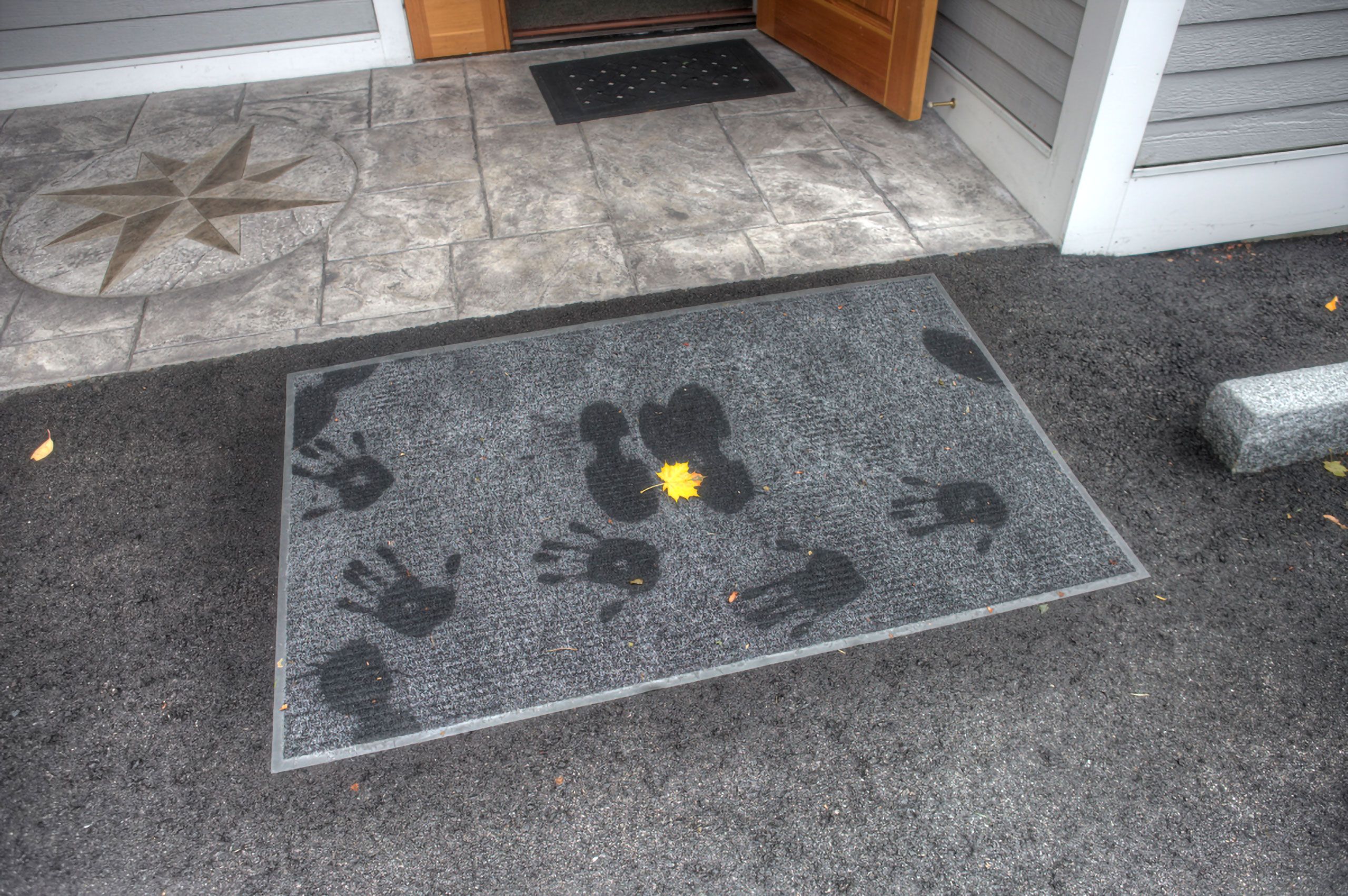 Warren Roos photo studio door matt artwork