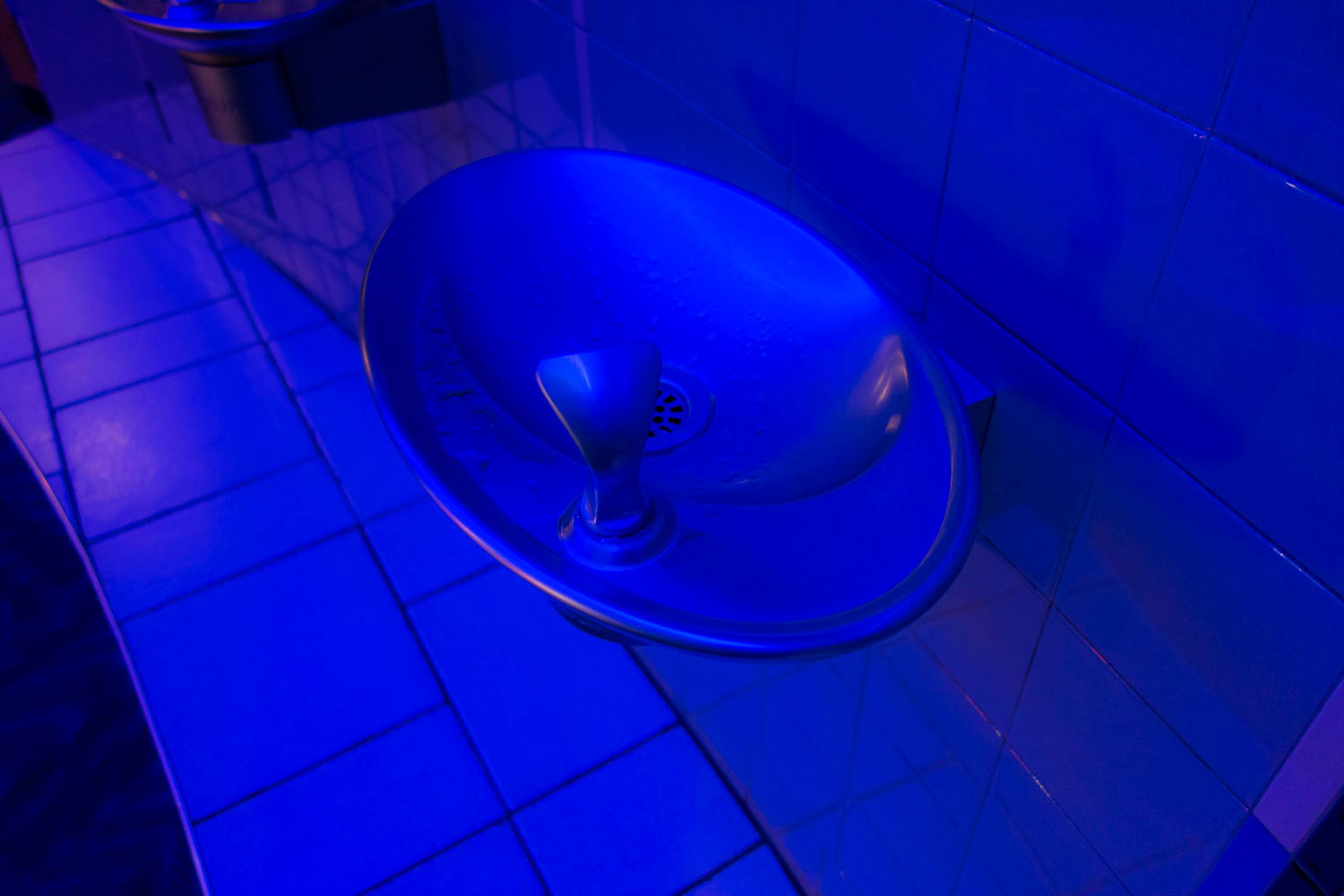 water fountain under blue light led