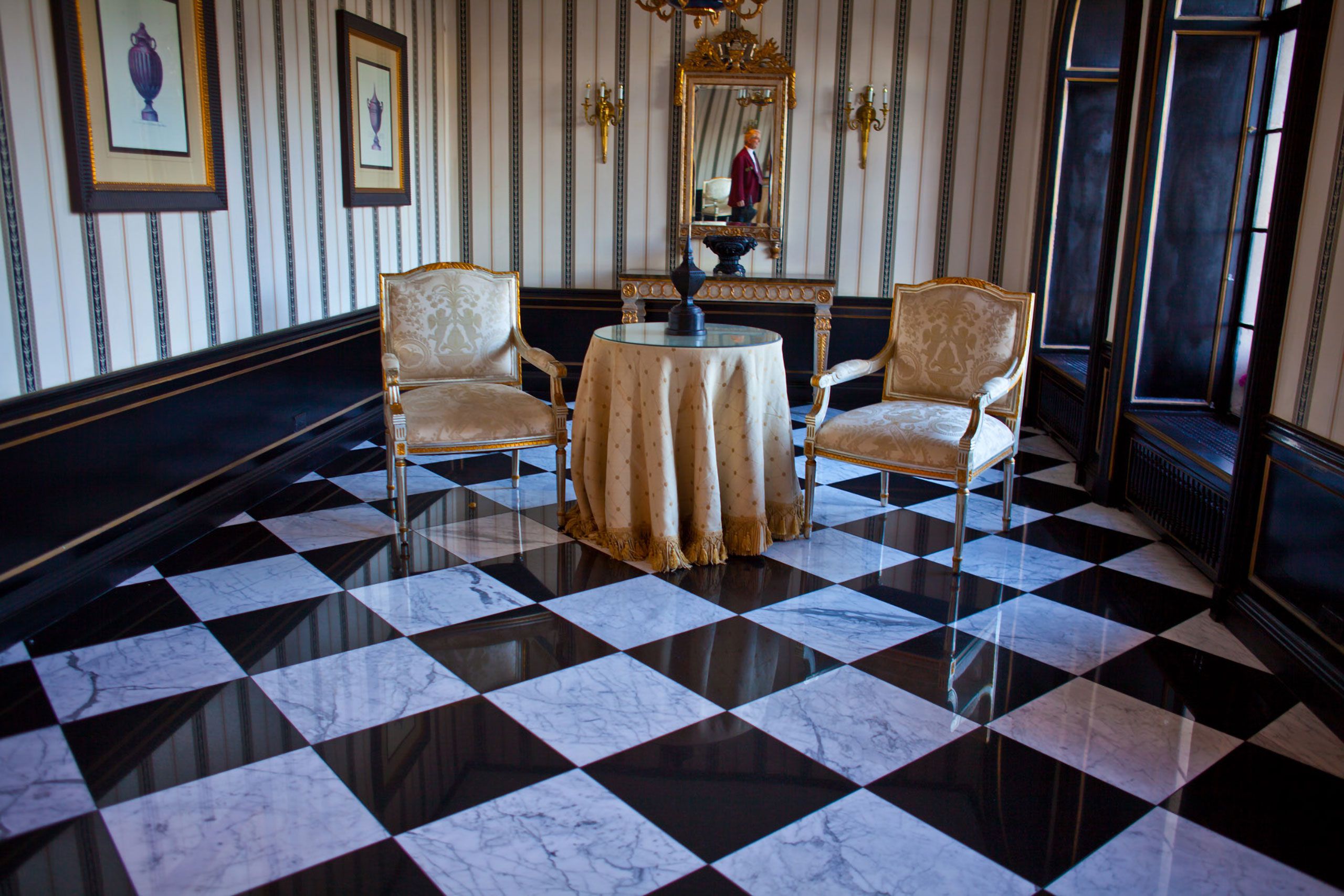 lobby apartment building in chicago 