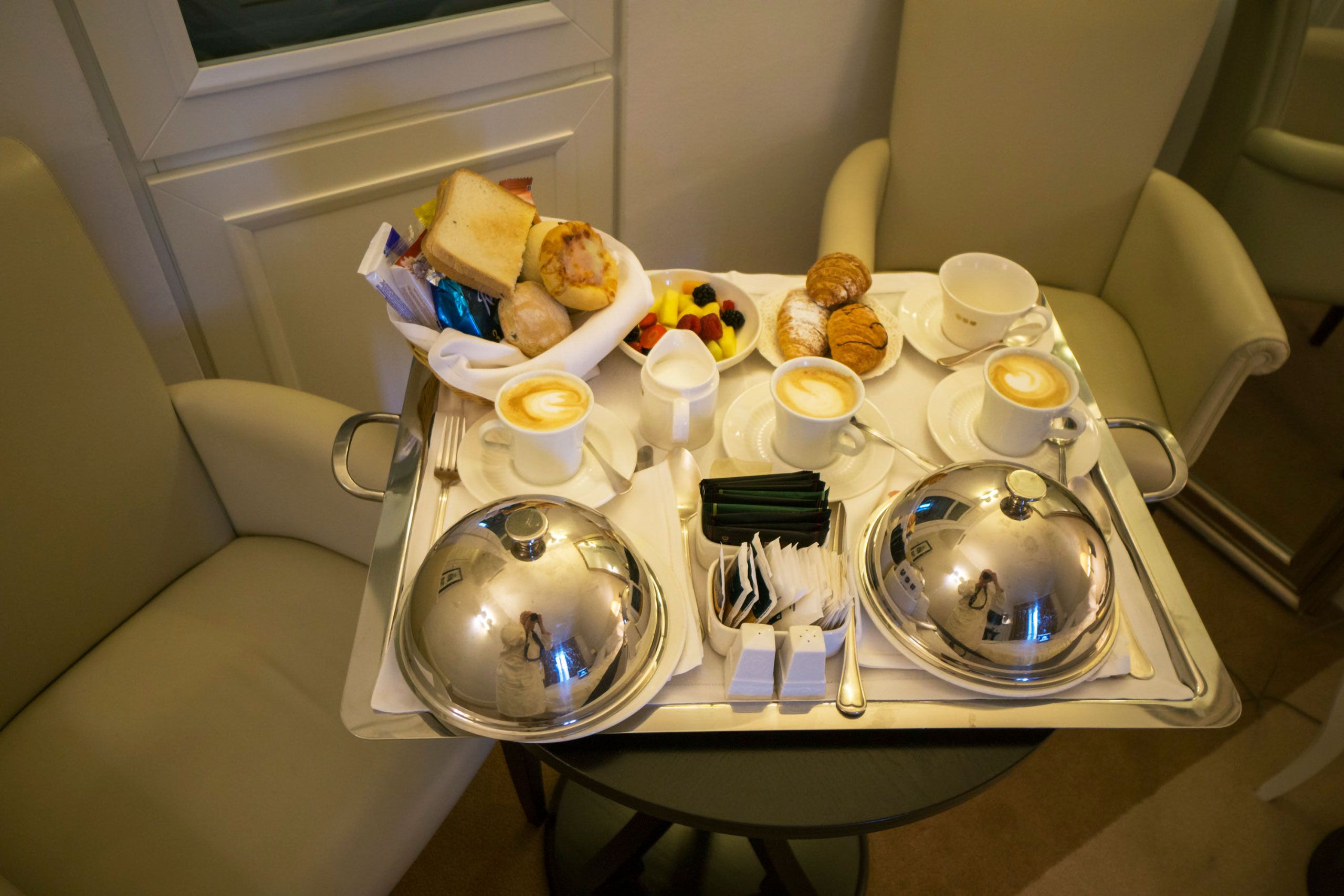 breakjfast is served room service Milan 