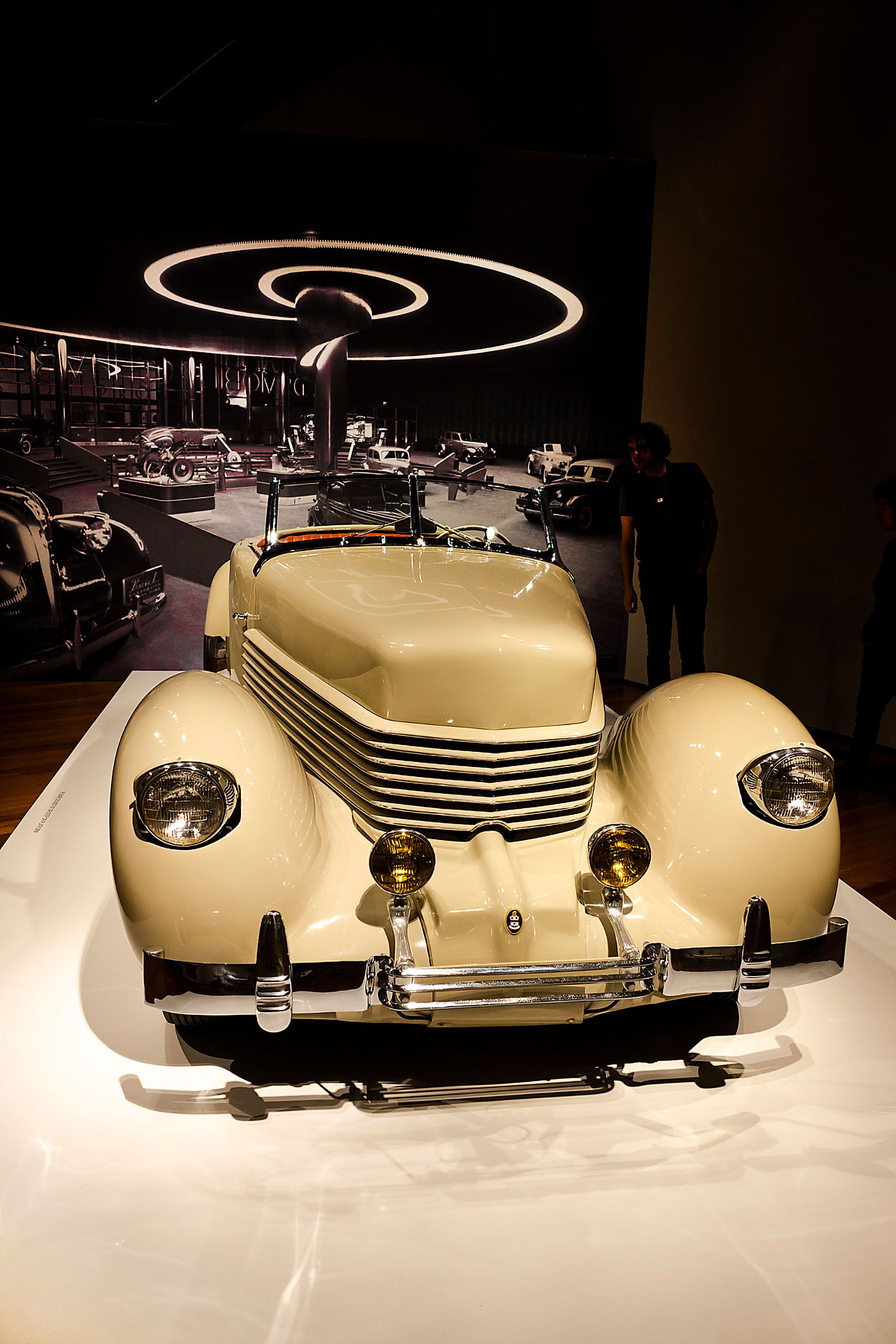Cord auto a art deco show  DeYoung Museum San Francisco 