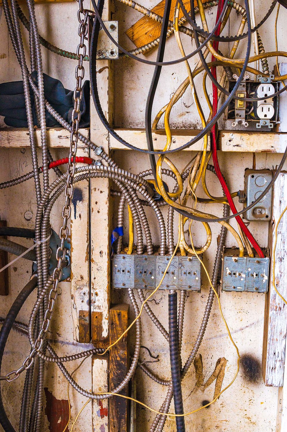  iles de la madeleine wiring in wall  iles de la madelein ICI PNEU Garage R. Bourgeois