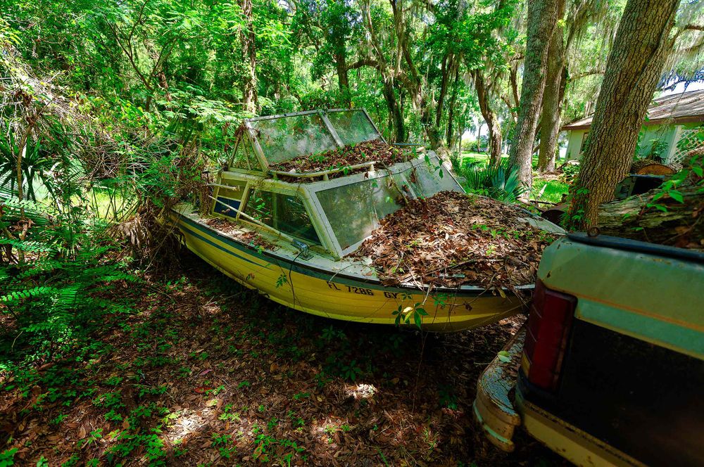 Old decaying boat in santa rosa beach Flodia