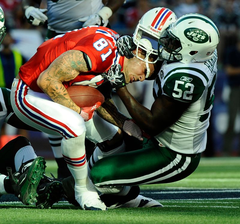 New England Patriots tight end Aaron Hernandez (81) dives into the