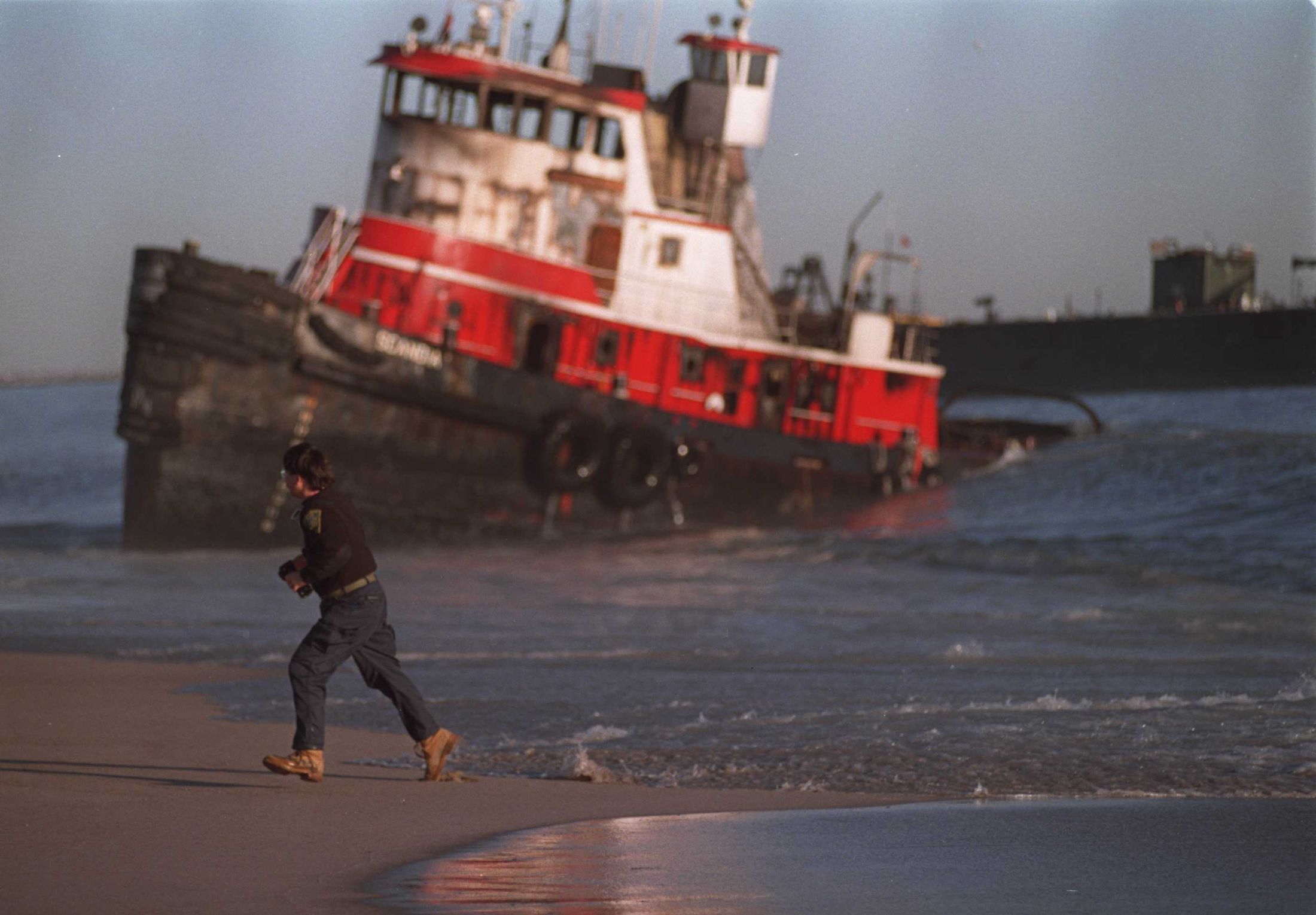 19960120 NEWS BARGE AGROUND 1099.JPG